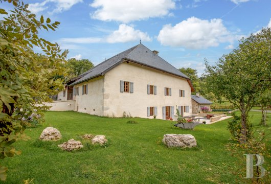 A former livestock farm which has been transformed into a vast, comfortable home near to Nantua in the Haut-Bugey region - photo  n°3